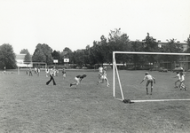 502913 Gezicht op het voetbalveld aan de Cervanteslaan te Utrecht.